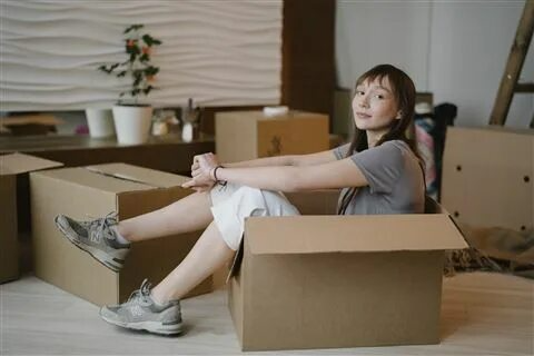 Zeemovers offers stress-free relocations! Professional packing, furniture handling, & more. Get a free quote & enjoy a smooth move!